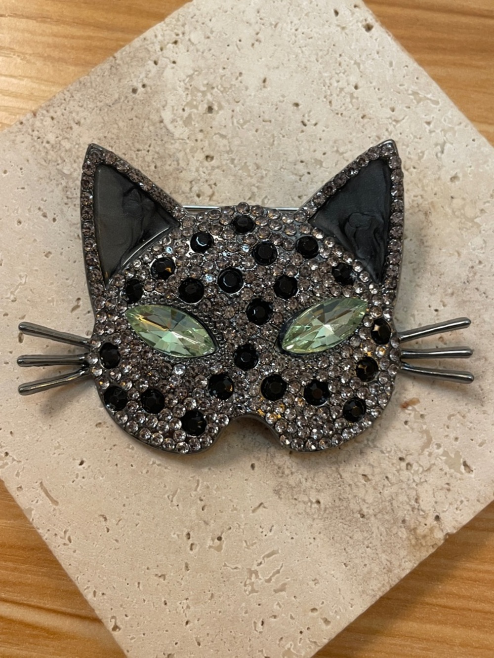 Crystal Cat Face Brooch with Green Crystal Eyes - Picture 2 of 2